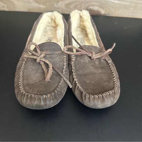 UGG Women's Dakota Brown Suede Cozy Slippers Sherpa Lined Slip On Size 7 - Picture 4 of 9